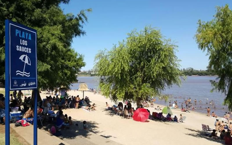 Guardavidas rescatan a una mujer en Playa Los Sauces