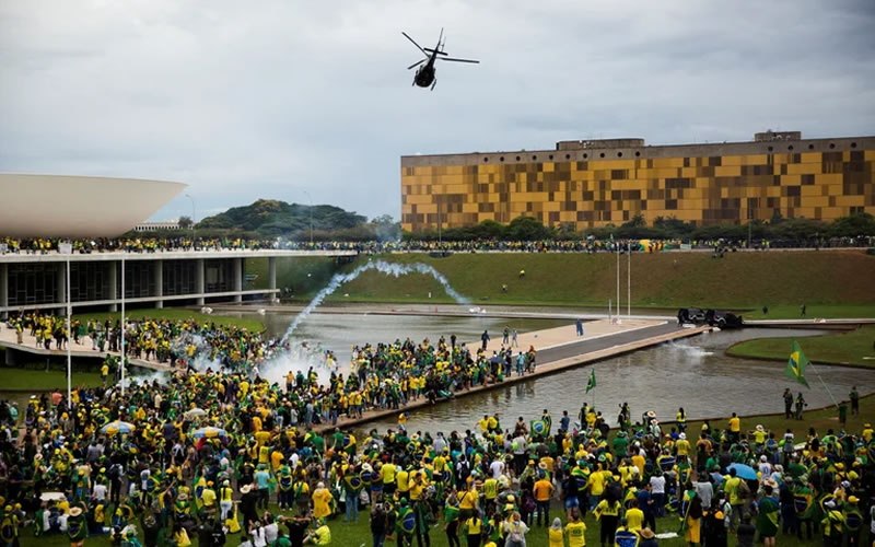 Milei se expresó sobre la violencia en Brasil y cuestionó la “doble moral de la izquierda”