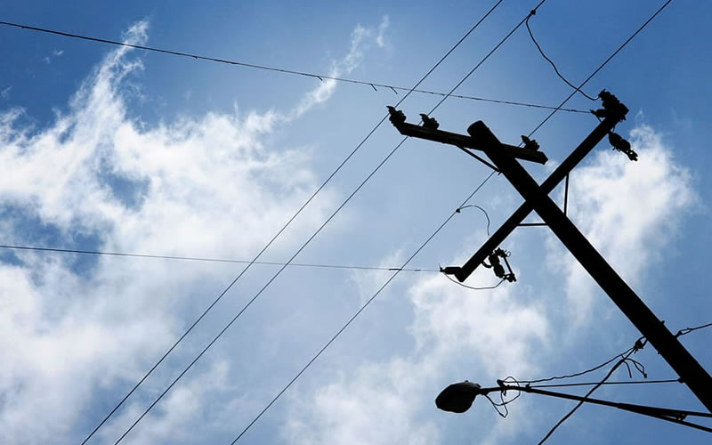 Corte de energía por caída de postes en zona de Colonia Ayuí