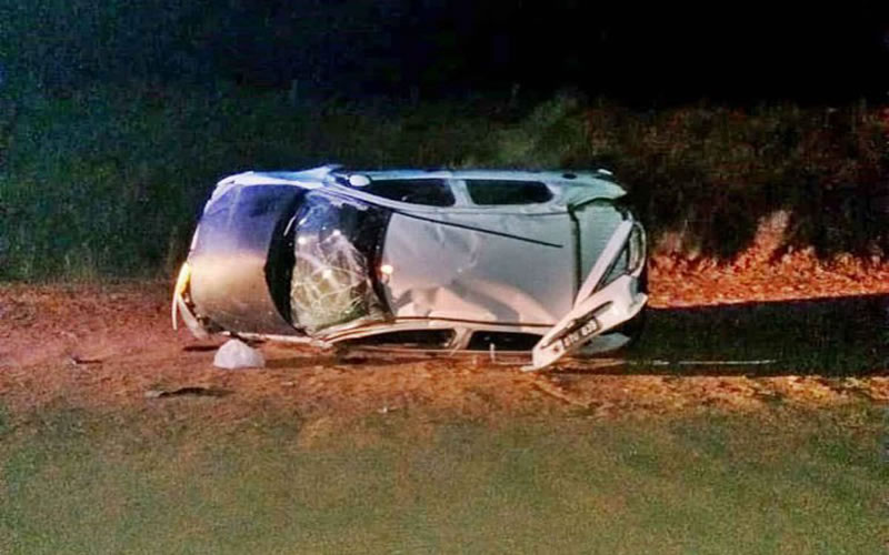 Auto vuelca en un camino de ripio y sus ocupantes sufren lesiones graves