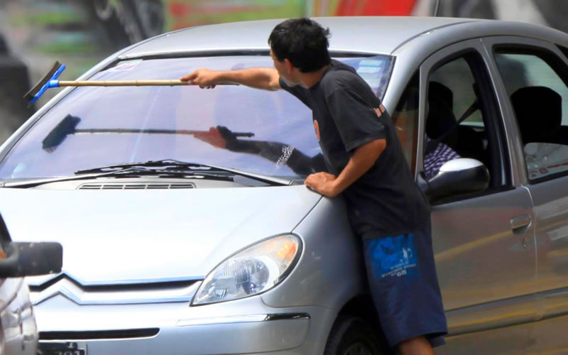 El municipio reglamentará la ordenanza de “trapitos” en la vía pública sin afectar el arte callejero