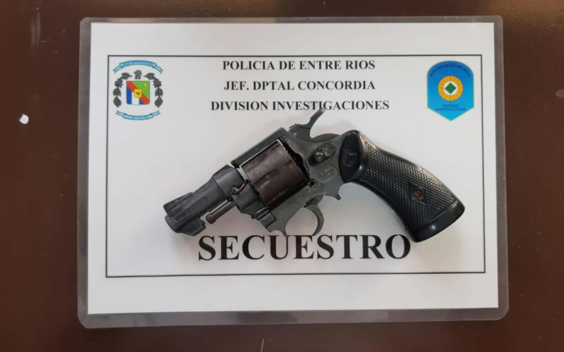 Lo palparon y le hallaron un arma de fuego
