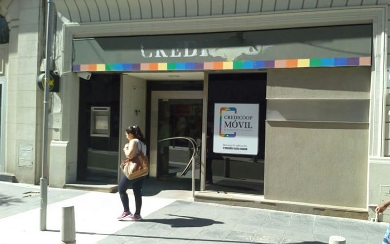 Un hombre fue detenido por arrojar una baldosa al Banco Credicoop
