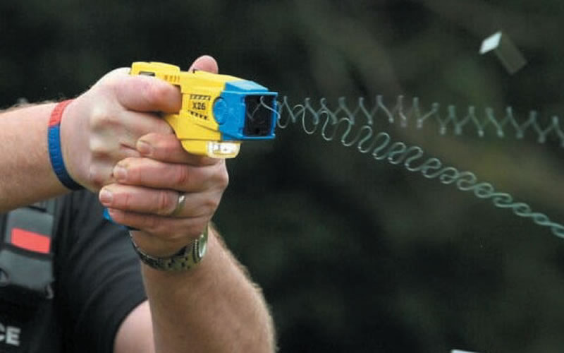 El Gobierno compró 100 pistolas Taser sin licitación para aprovechar un “plan canje”