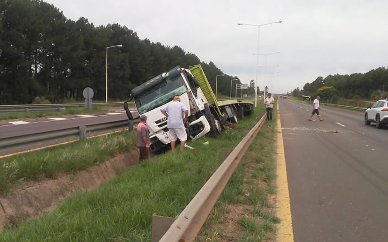 Camión chocó con el guardarraíl y su conductor fue derivado al Masvernat