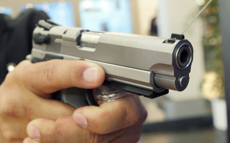 En allanamiento secuestraron dos réplicas de arma de fuego