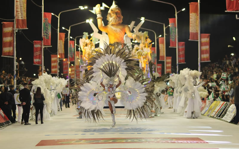 La quinta noche del carnaval anticipó la gran fiesta que se vivirá este lunes