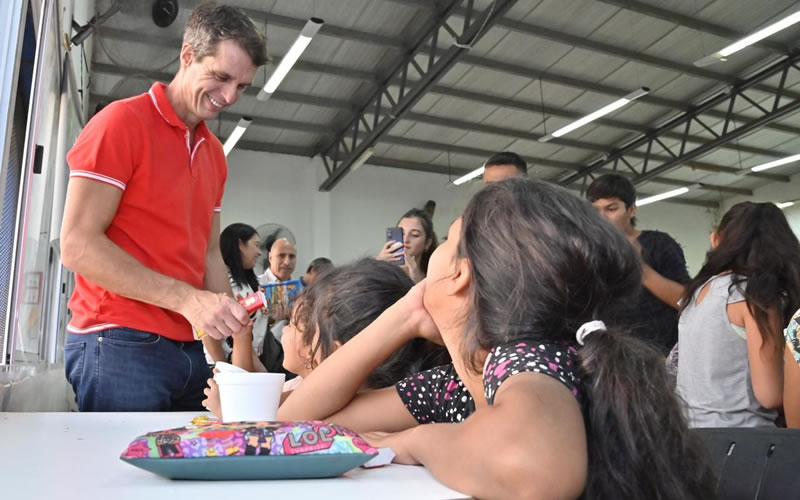 La Municipalidad entregó kits escolares para niños y niñas de las escuelas públicas de barrios populares