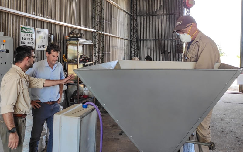 Con la cooperación de Cafesg transforman residuos en maderas plásticas