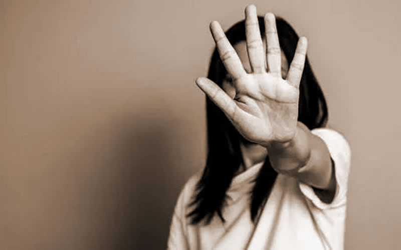Una joven ingresó al hospital con herida de bala y detuvieron a su pareja