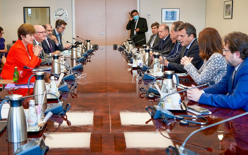 Funcionarios de Economía a Washington: las tres claves de la nueva negociación con el Fondo
