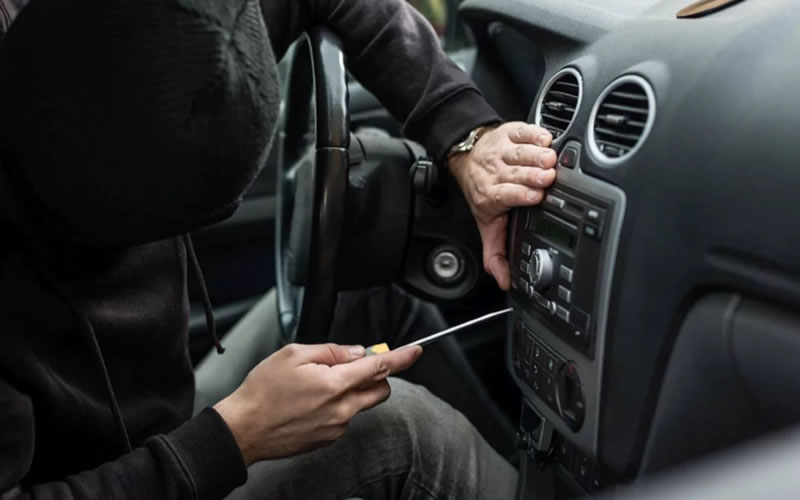 Robó el estéreo de un auto estacionado