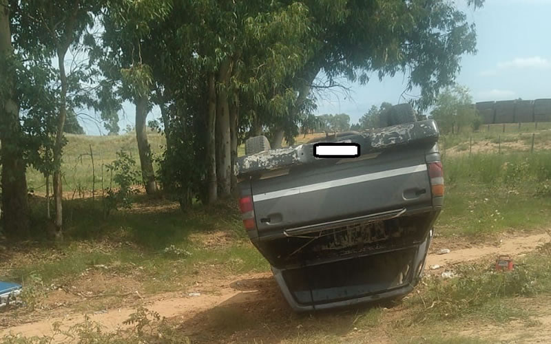 Una camioneta volcó y tres ocupantes debieron ser trasladados al hospital