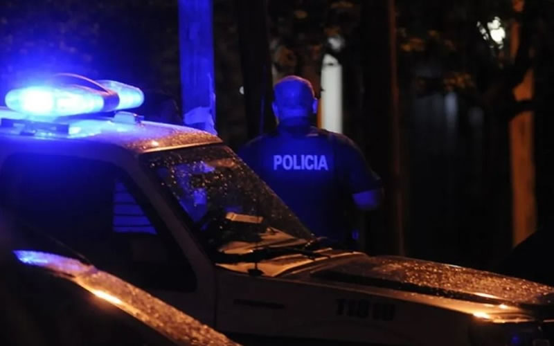 Estaba arreglando su auto cuando intentaron robarle