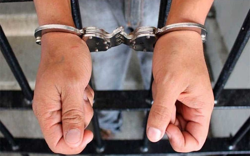 Circulaba en auto armado y fue detenido por tenencia ilegal de arma de guerra