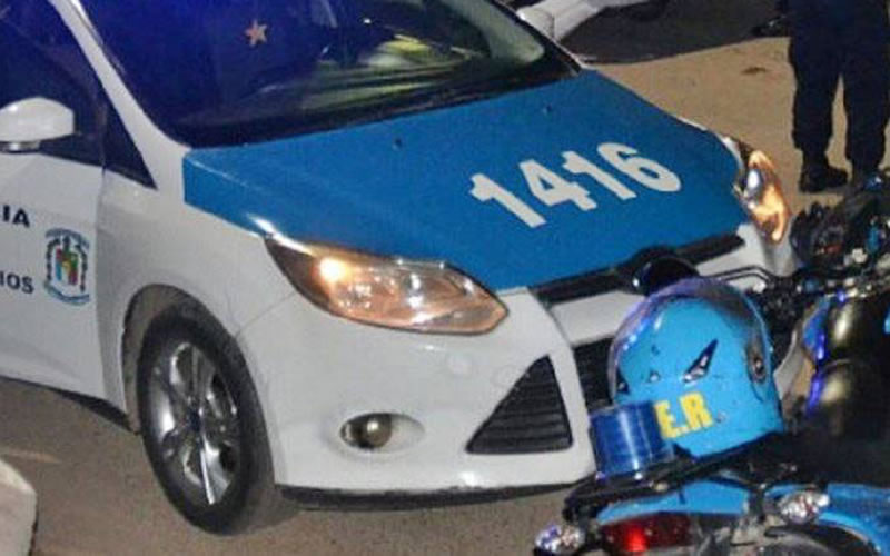 Intentó asaltar a una familia con un arma de juguete pero fue detenido por los vecinos