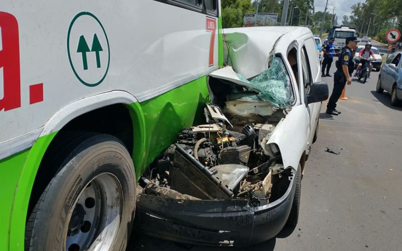 Utilitario se incrustó debajo de colectivo: Dos hombres sufrieron heridas graves