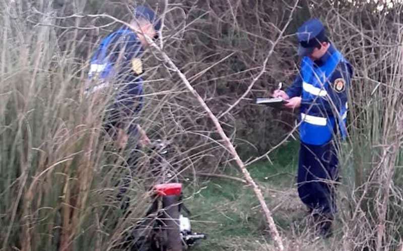 Secuestran una moto desarmada hallada entre la maleza