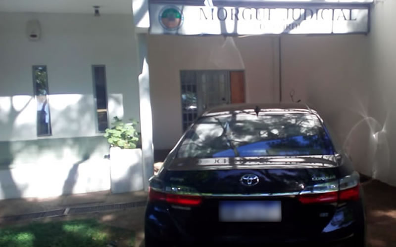 Se cortó el brazo accidentalmente en una ventana y murió sentado en un sillón