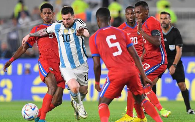 Argentina pudo quebrar a Panamá desde los tiros libres y deliró el Monumental