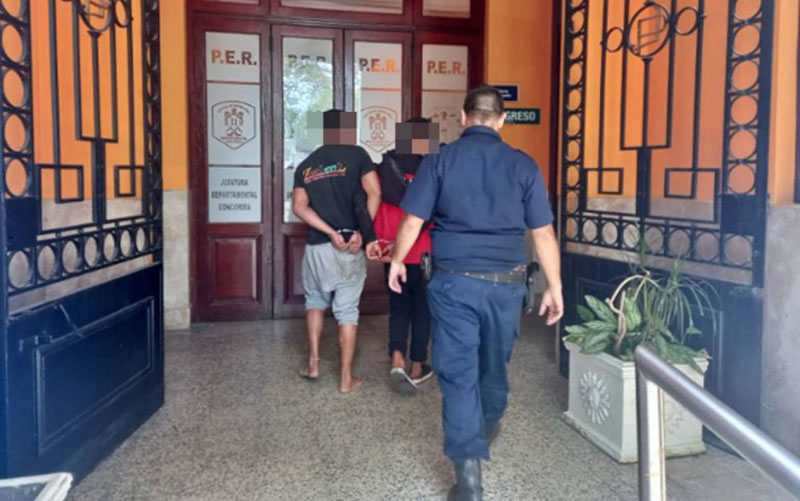 Le apuntó a la policía con un arma mientras huía y los agentes respondieron con postas de goma