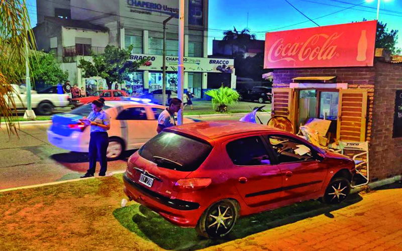 Tras impactar una camioneta quiso seguir camino y terminó chocando contra un quiosco