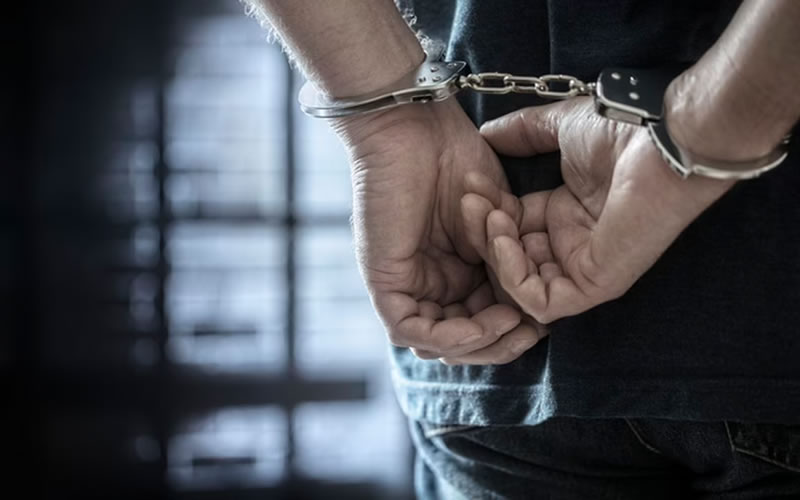 Con un objeto punzante le robó el celular a una adolescente