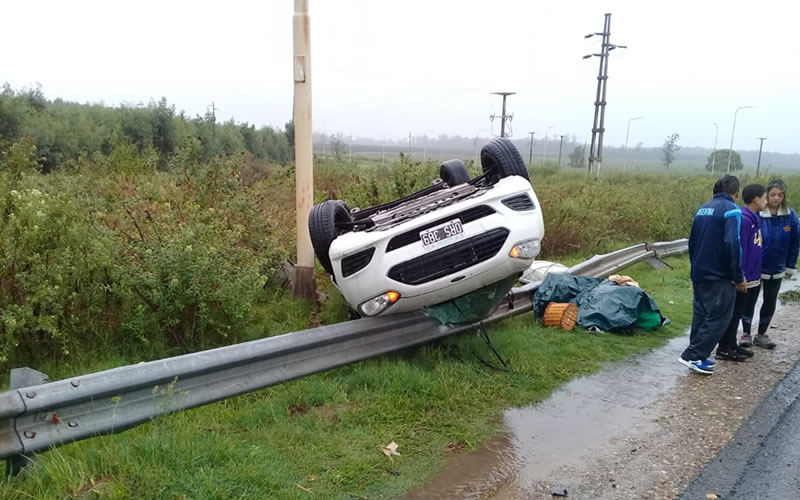 Despiste y vuelco al pasar un charco de agua en Autovía Artigas