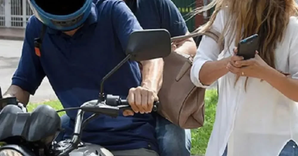 Motochorros le robaron el celular a una mujer pero durante la persecución policial abandonaron todo