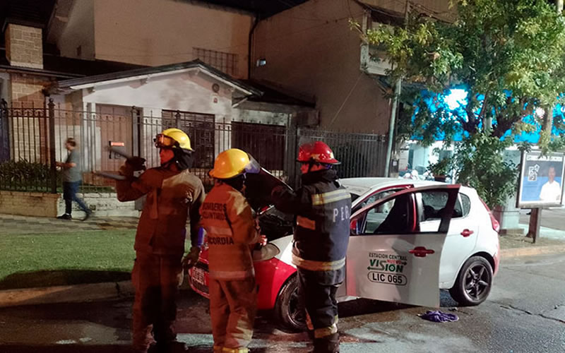 Un remis en el que se conducían cuatro personas se incendió