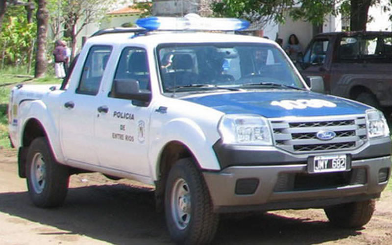 Denunció que sufrió una violación en grupo en el fondo de su casa