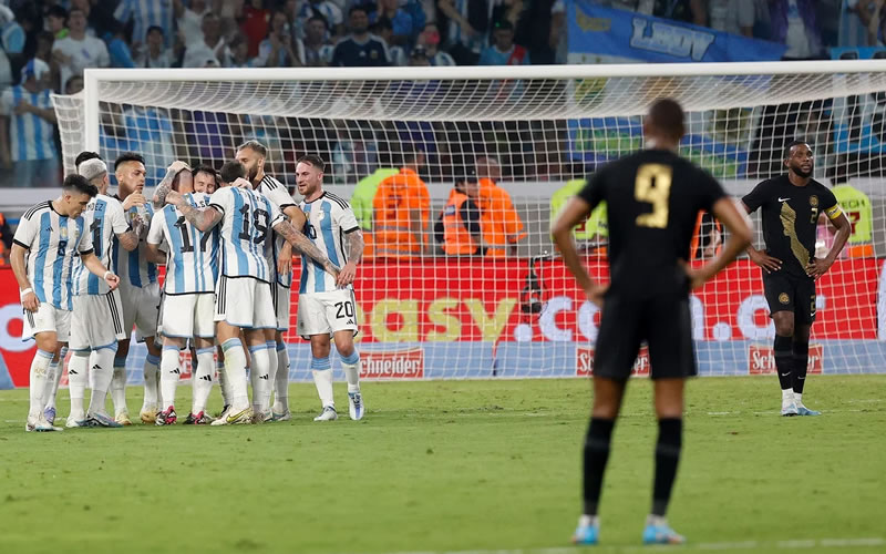Con un hat-trick de Lionel Messi, Argentina goleó 7-0 a Curazao en la fiesta de los campeones del mundo