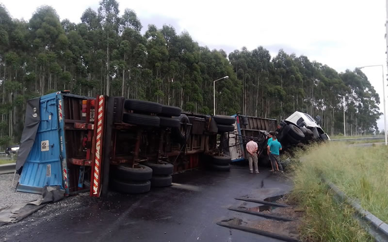 Camión con dos acoplados cargados de piedra volcó en la Autovía Artigas