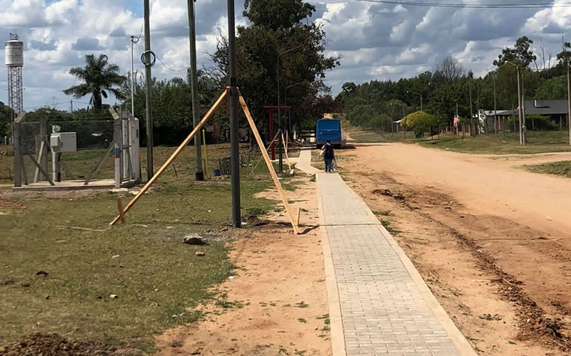Calabacilla: Con fondos municipales avanza la construcción de veredas, cestos de residuos y luminarias con tecnología led