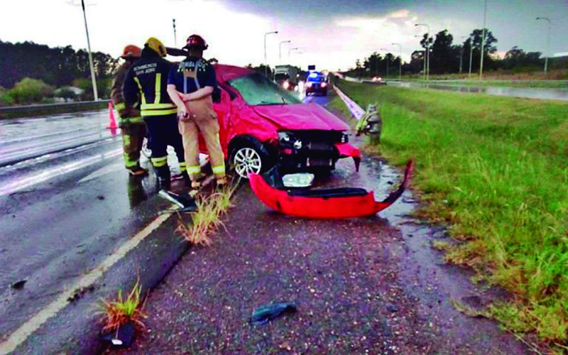 Despistó cuando circulaba en la Autovía 14 y debió ser rescatada por los bomberos