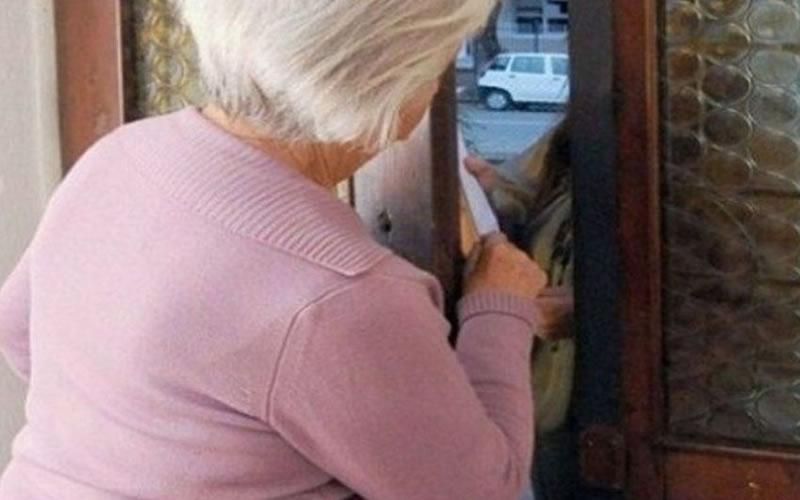 Mujer mayor fue estafada por un hombre que  le sustrajo joyas y dólares de su casa