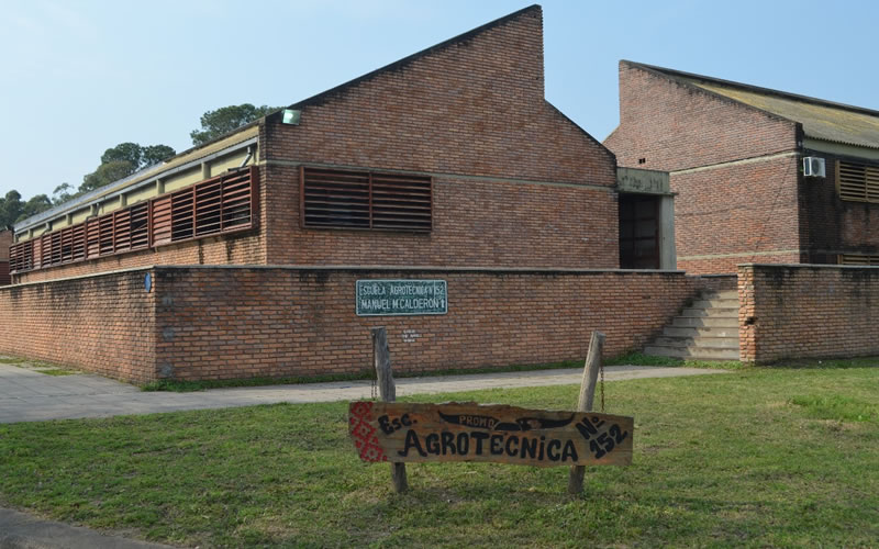 Comunidad educativa de la Escuela Agrotécnica Nº 152 se movilizó a la Departamental de Escuelas