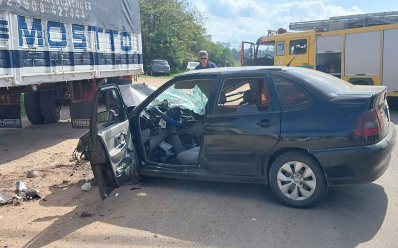Grave accidente: Una persona debió ser rescatada del interior del auto que chocó contra un camión en uno de los accesos a Concordia