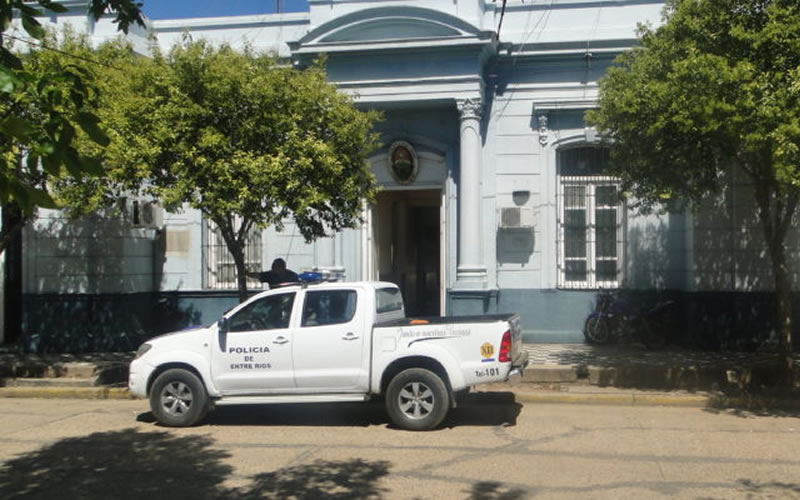 Le robaron a una jubilada una importante suma de dólares, euros y reales