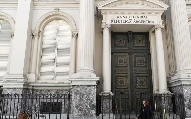 El Banco Central subió la tasa de interés de referencia al 81% en medio del avance del dólar