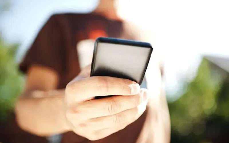 Le pidió agua a un vecino sentado en la vereda y en vez de ello le terminó robando el celular