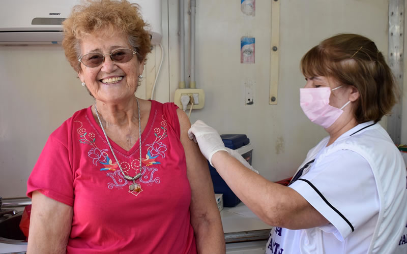 Comenzaron a aplicar la vacuna antigripal a adultos mayores de 65 años no institucionalizados