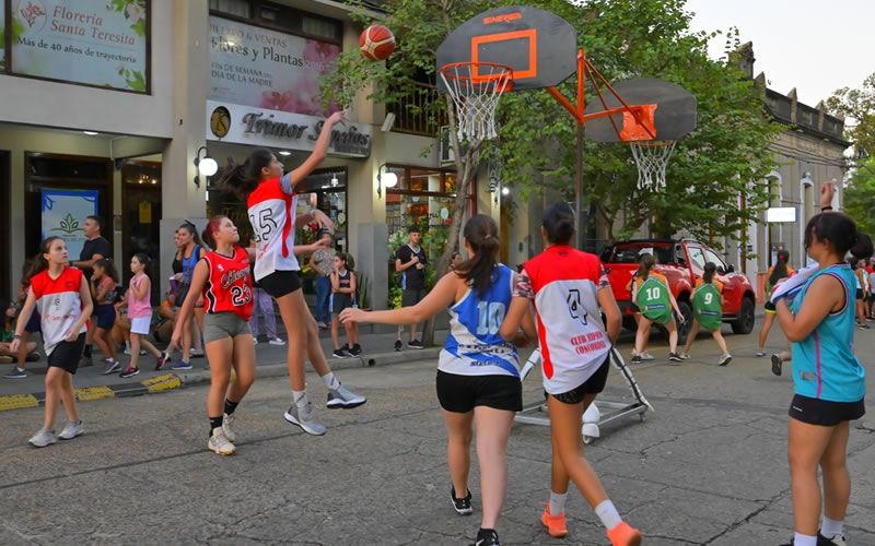 “Mujeres en Movimiento”: Con una caminata y actividades recreativas en plaza Urquiza finalizó el Mes de la Mujer