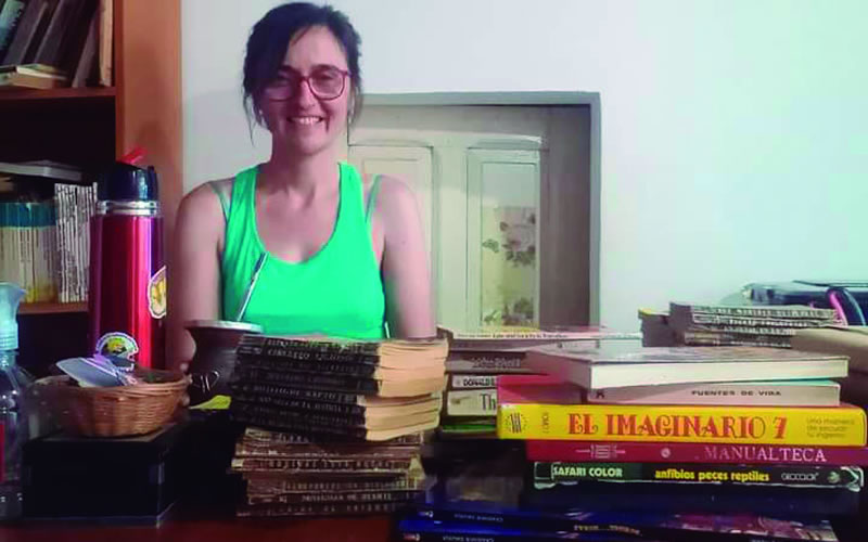 Entre libros, nos encontramos con Aniela Fava, quien nos recuerda el encanto especial que tiene la Librería Babel