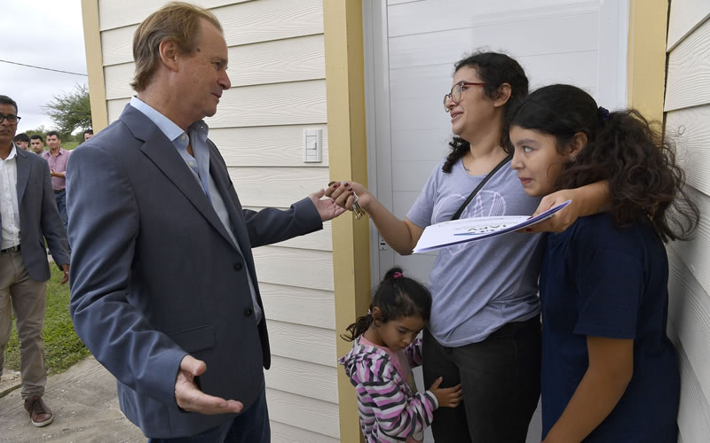 Bordet destacó el estímulo a la industria con la construcción de viviendas de madera