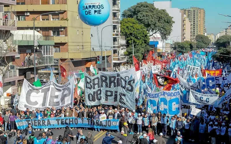 El gobierno reparte más de un billón de pesos anuales a través de las organizaciones populares