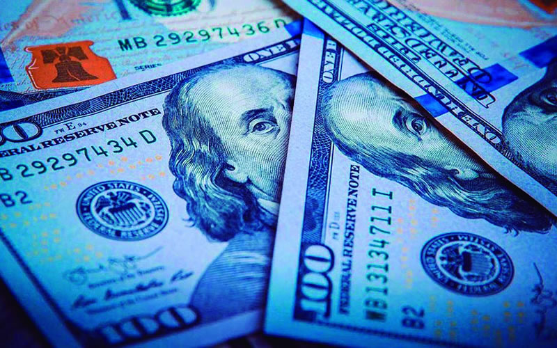 El blue ronda los $440: ¿Cuál es el efecto de la escalada del dólar en la economía?