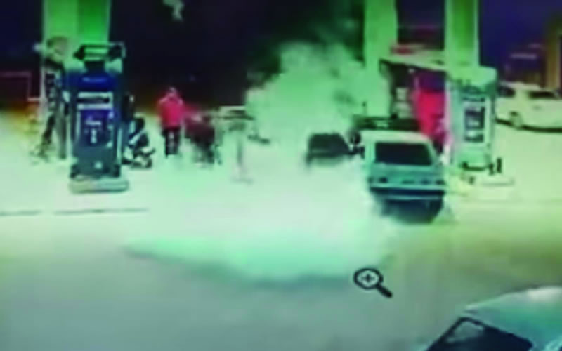 Máxima tensión en una Estación de Servicio ante la explosión de un auto cerca de un surtidor