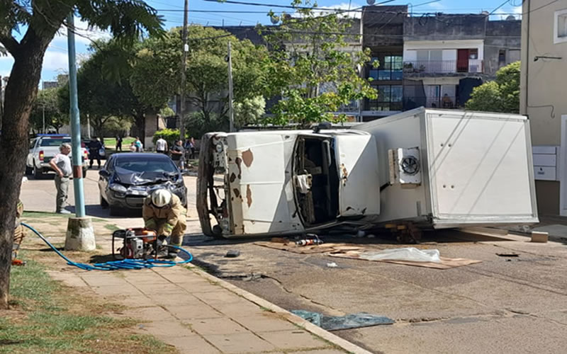 Choque fatal en La Bianca: Conductor de camión fallece tras brutal impacto con un auto
