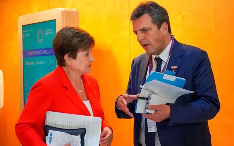 En medio de la escalada del dólar, el FMI confirmó que rediscute el programa con la Argentina